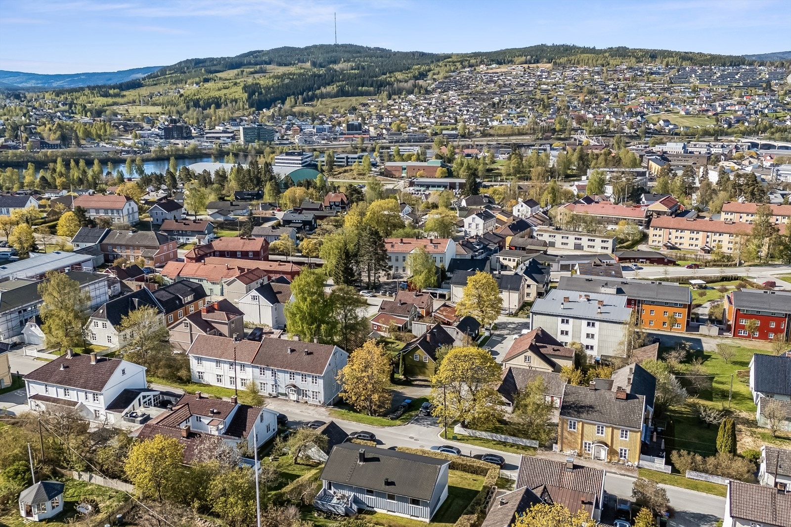 Eiendommen ligger i et etablert og rolig boligområde, med nærhet til både Glomma og sentrum. Galleribilde