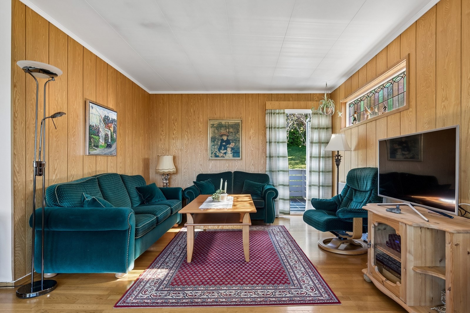 Fra stuen er det også utgang til en nordvendt treterrasse, perfekt for varme sommerdager. Galleribilde