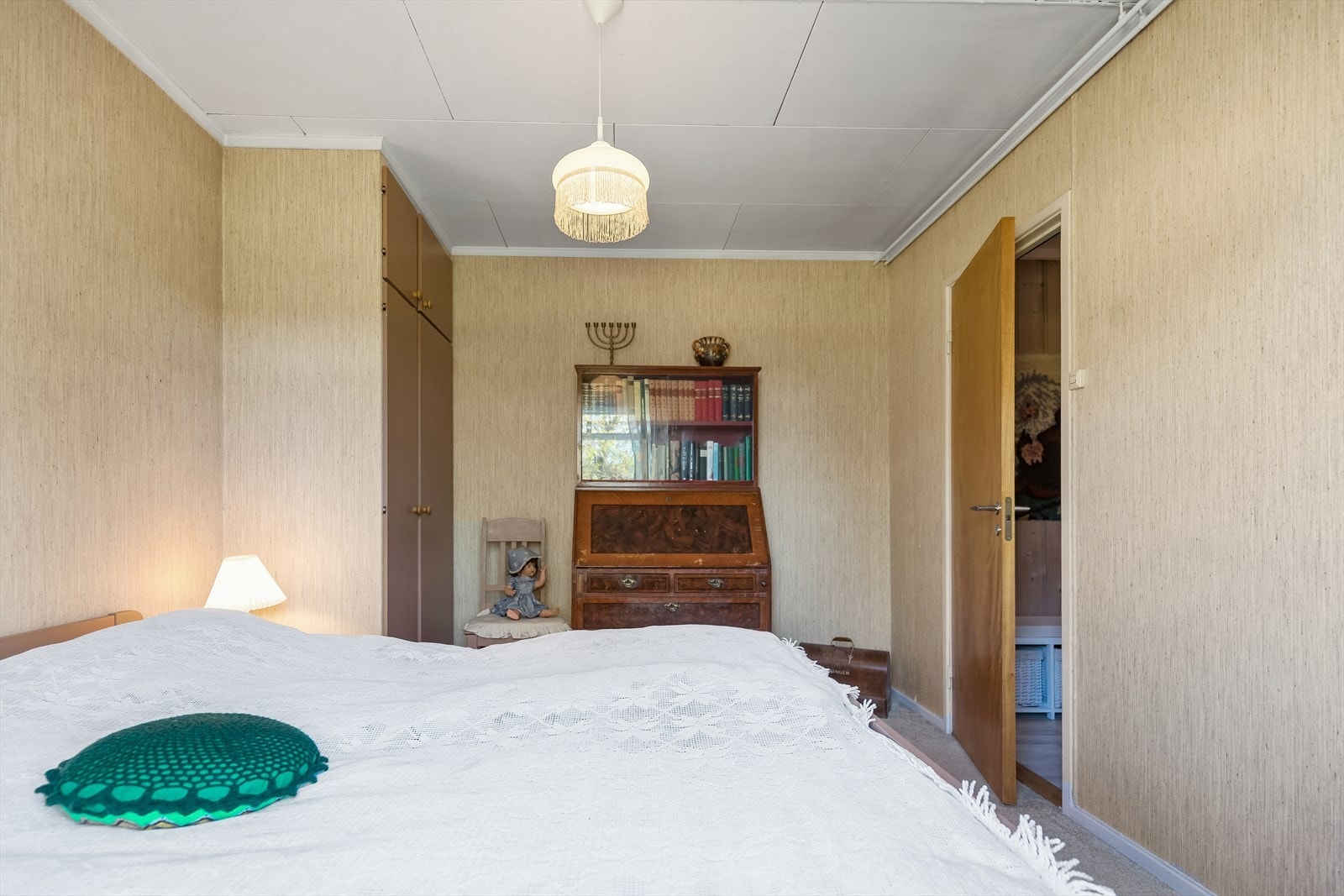 Soverommet i underetasjen har teppegulv og tapetserte vegger. Galleribilde