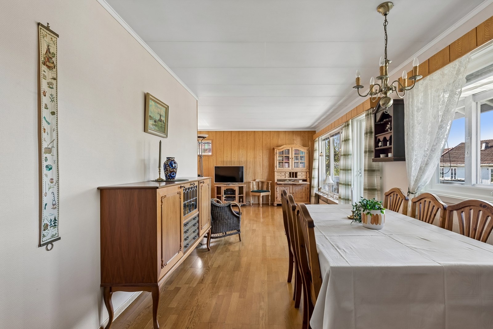 Stuen har god plass til både sofagruppe og spisebord. Gulvet er kledd med parkett. Galleribilde