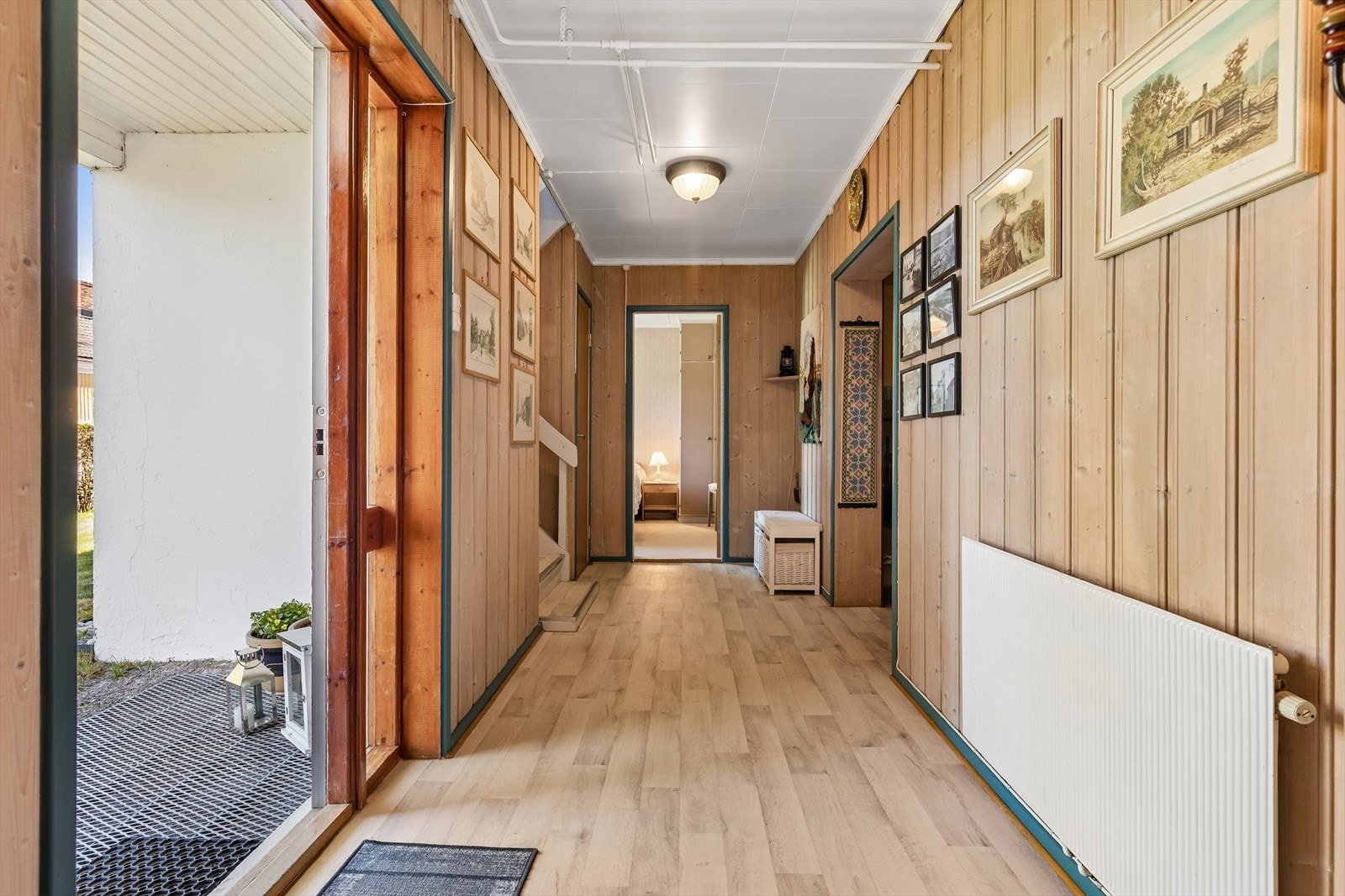 Entréen i underetasjen ønsker velkommen inn. Boligen varmes opp med vannbåren varme via radiatorer. Galleribilde