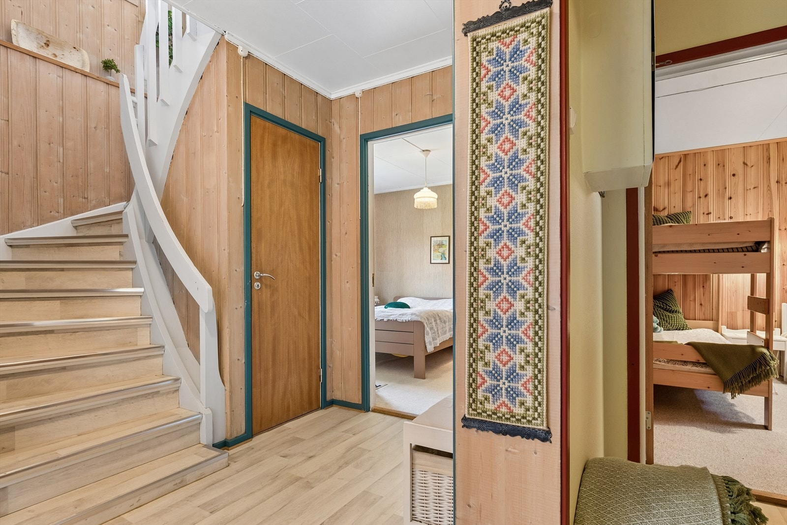 En malt tretrapp med tette opptrinn forbinder de to etasjene. Galleribilde