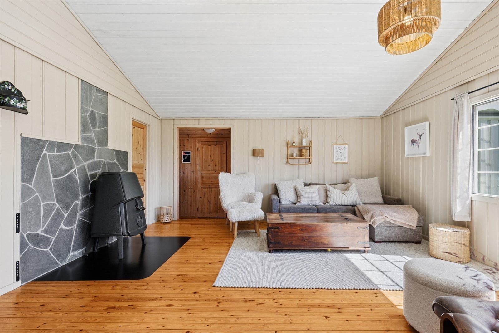 Plass til både sittegruppe og spisebord i oppholdsrommet. Galleribilde
