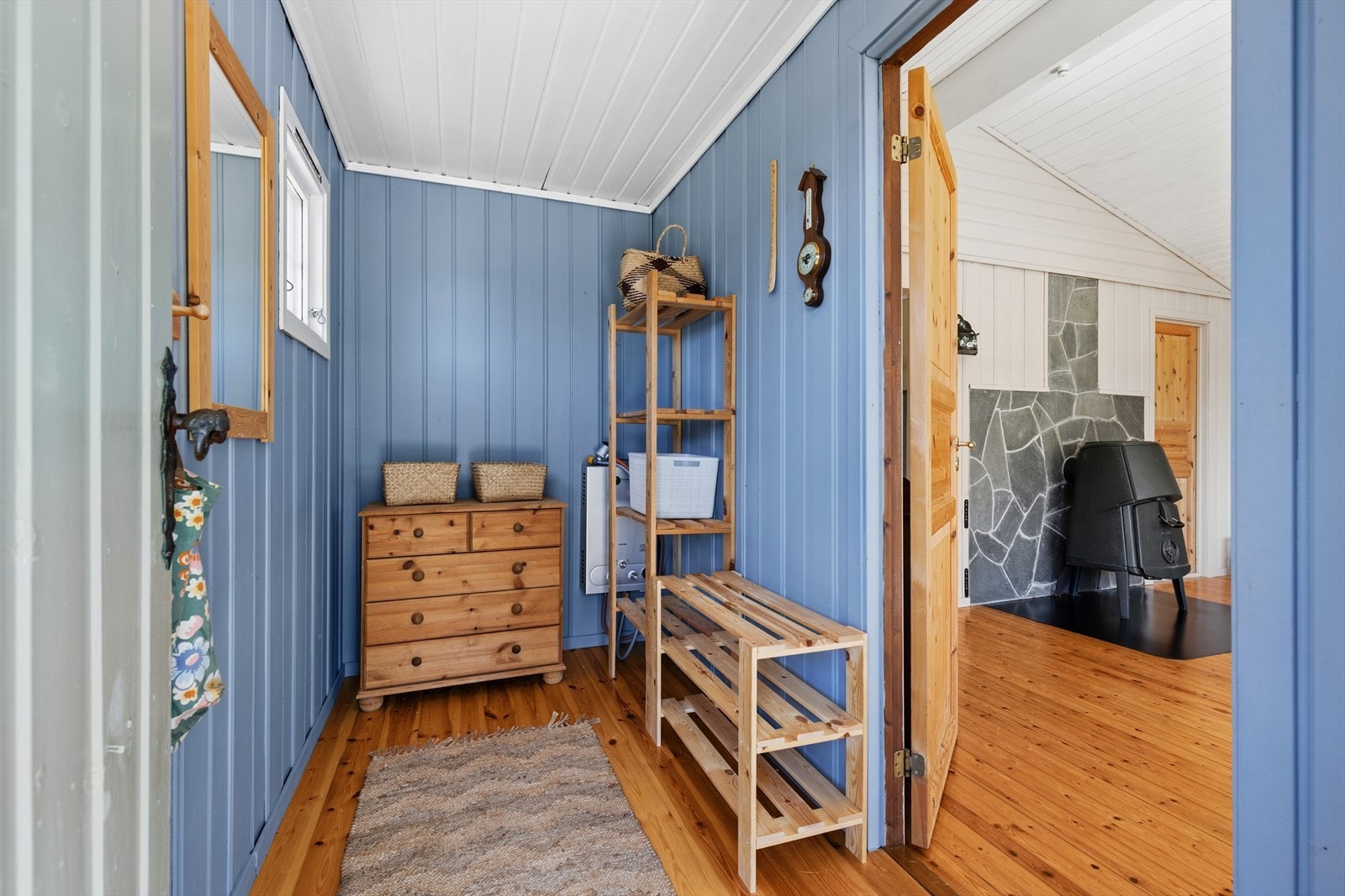 Entréen har panelte vegger og furugulv som gir enkel vedlikehold og en klassisk stil. Galleribilde