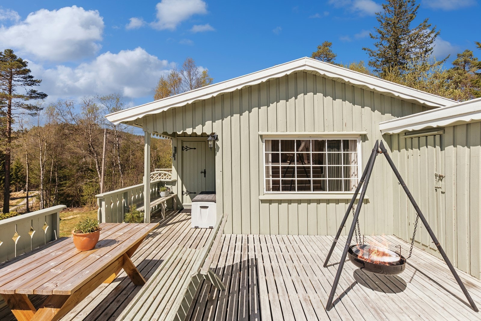Fritidsboligen er plassert på en halvveis opparbeidet naturtomt med plenareal. Galleribilde