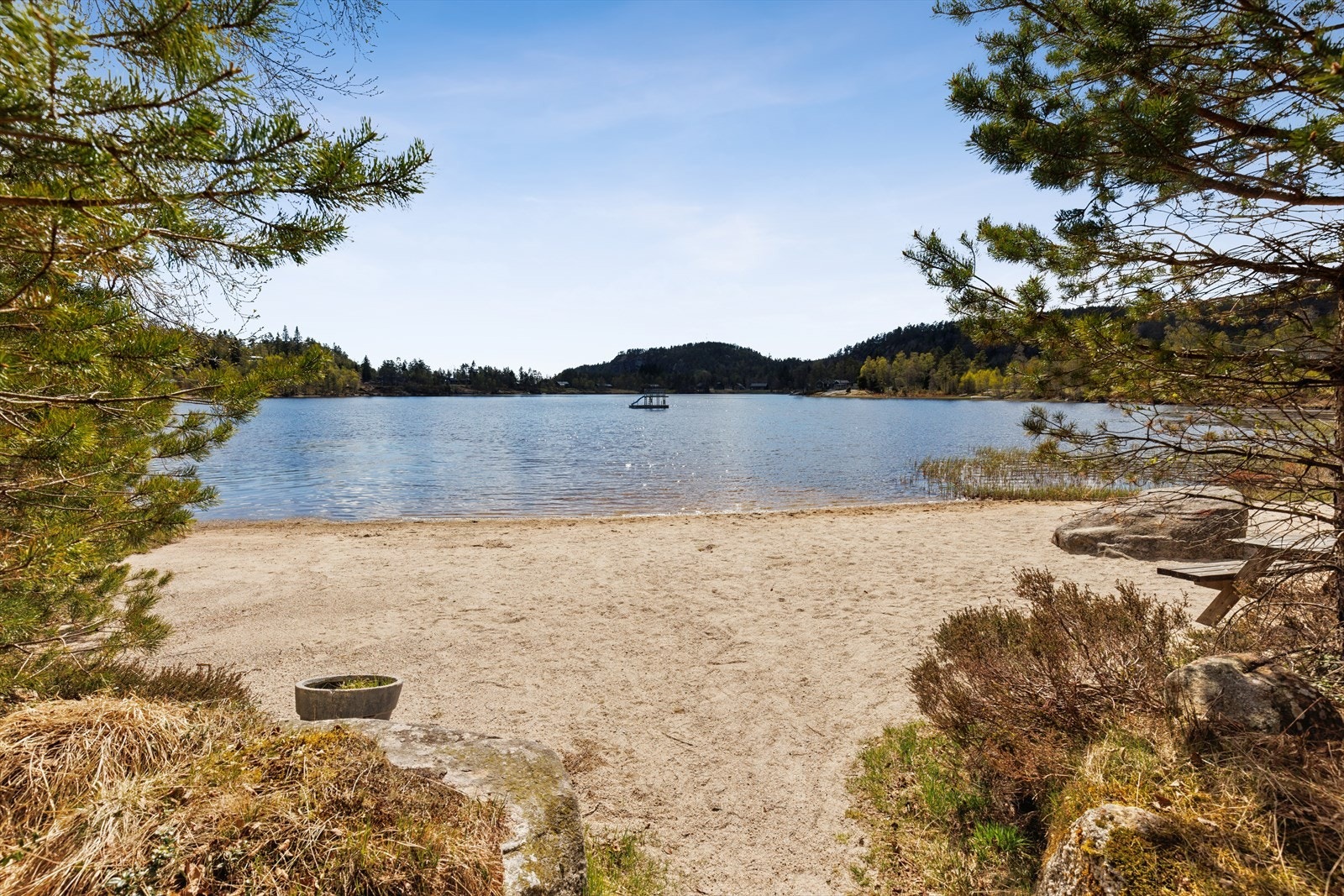 Stranden nær eiendommen gir muligheter for bading og avslapning. Galleribilde