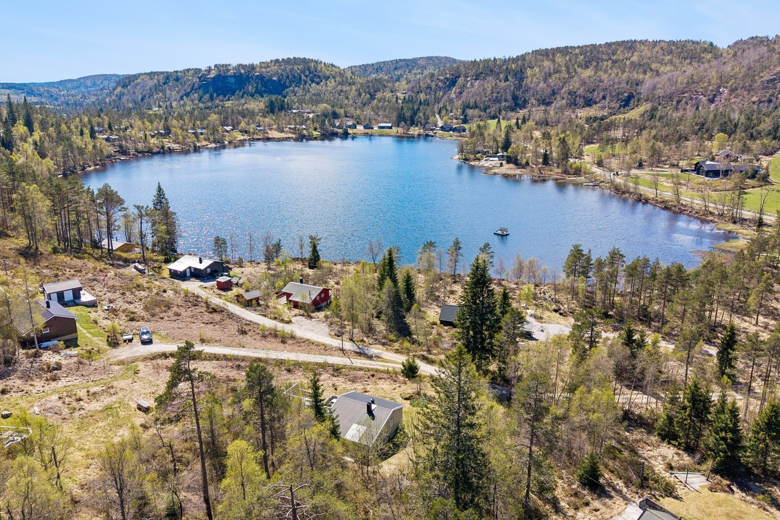 Hytta har en unik beliggenhet med nærhet til vann og natur. Galleribilde