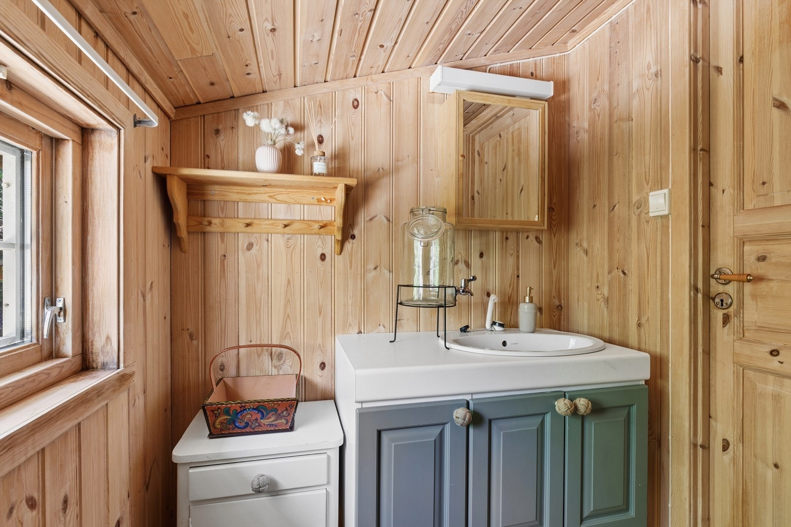 Toalettrommet har furugulv, panel på vegger og tak, samt mekanisk ventilasjon for underliggende kammer. Galleribilde