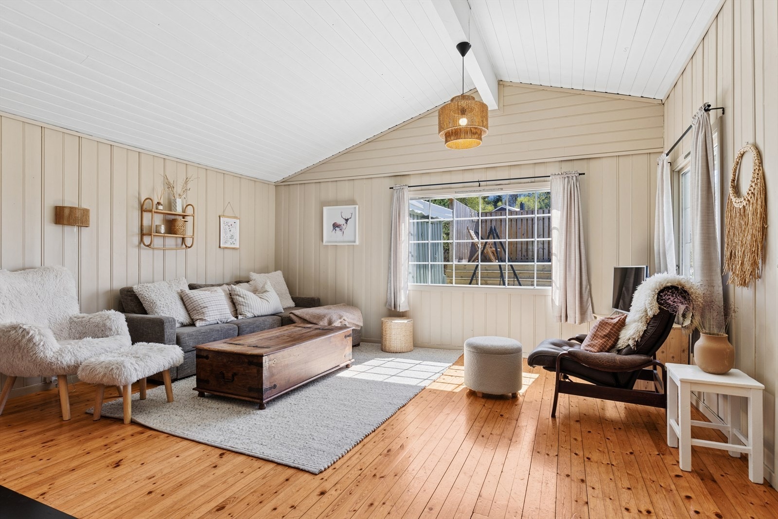 Store vinduer slipper inn naturlig dagslys i oppholdsrommet. Galleribilde