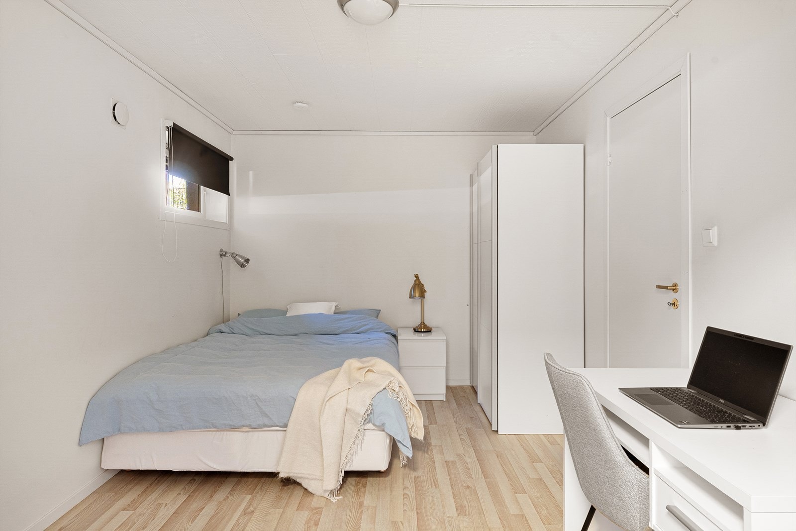 Rom brukt til soverom med plass til dobbeltseng. Soverommet er innredet og omgjort uten byggemelding til kommunen og uten at nødvendig godkjennelse er gitt. Galleribilde