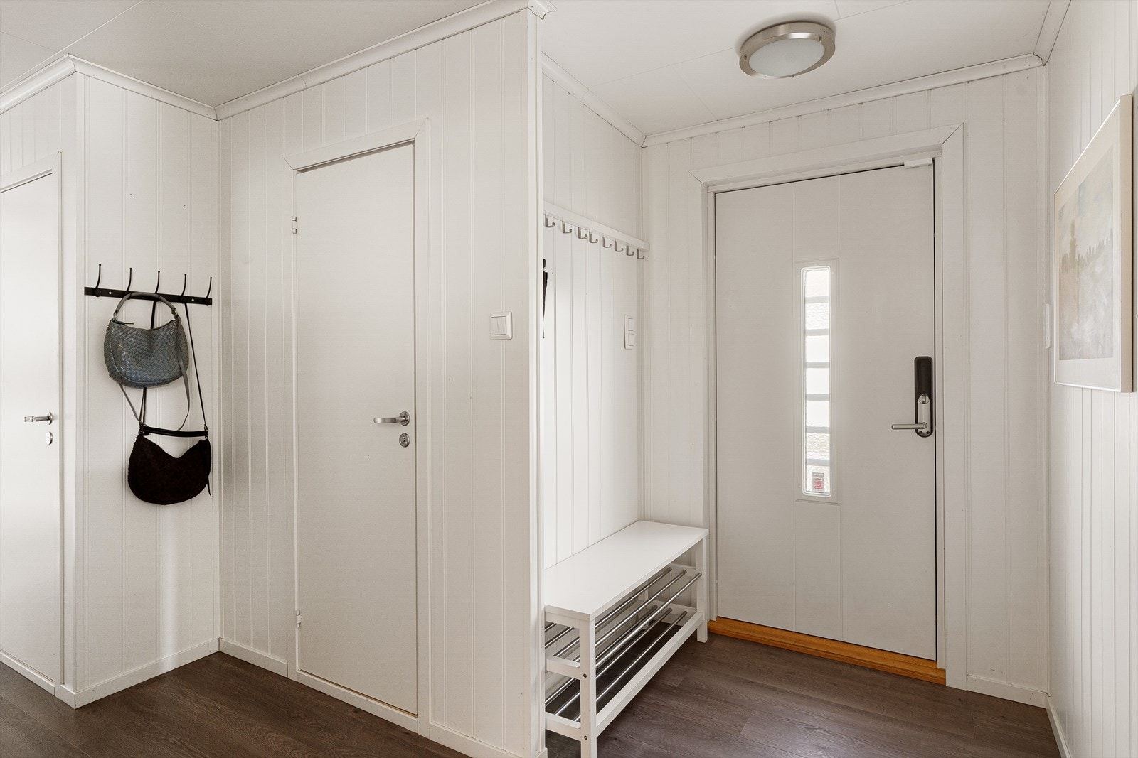 Innbydende og lys entré med plass til å henge fra seg yttertøy. Galleribilde