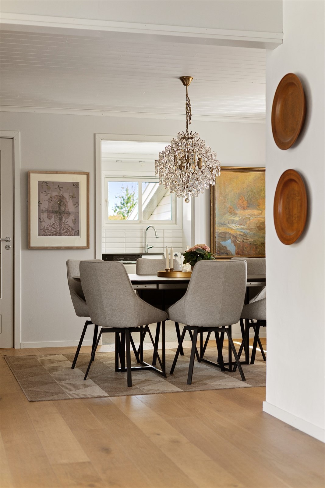 I stuen er det også plass til å dekke på langbord ved hyggelige sammenkomster. Galleribilde
