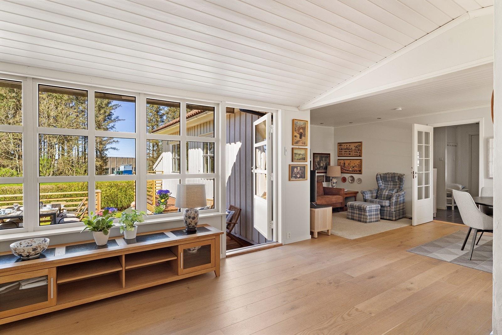 Romslig stue med store vindusflater som slipper inn rikelig med naturlig lys. Galleribilde