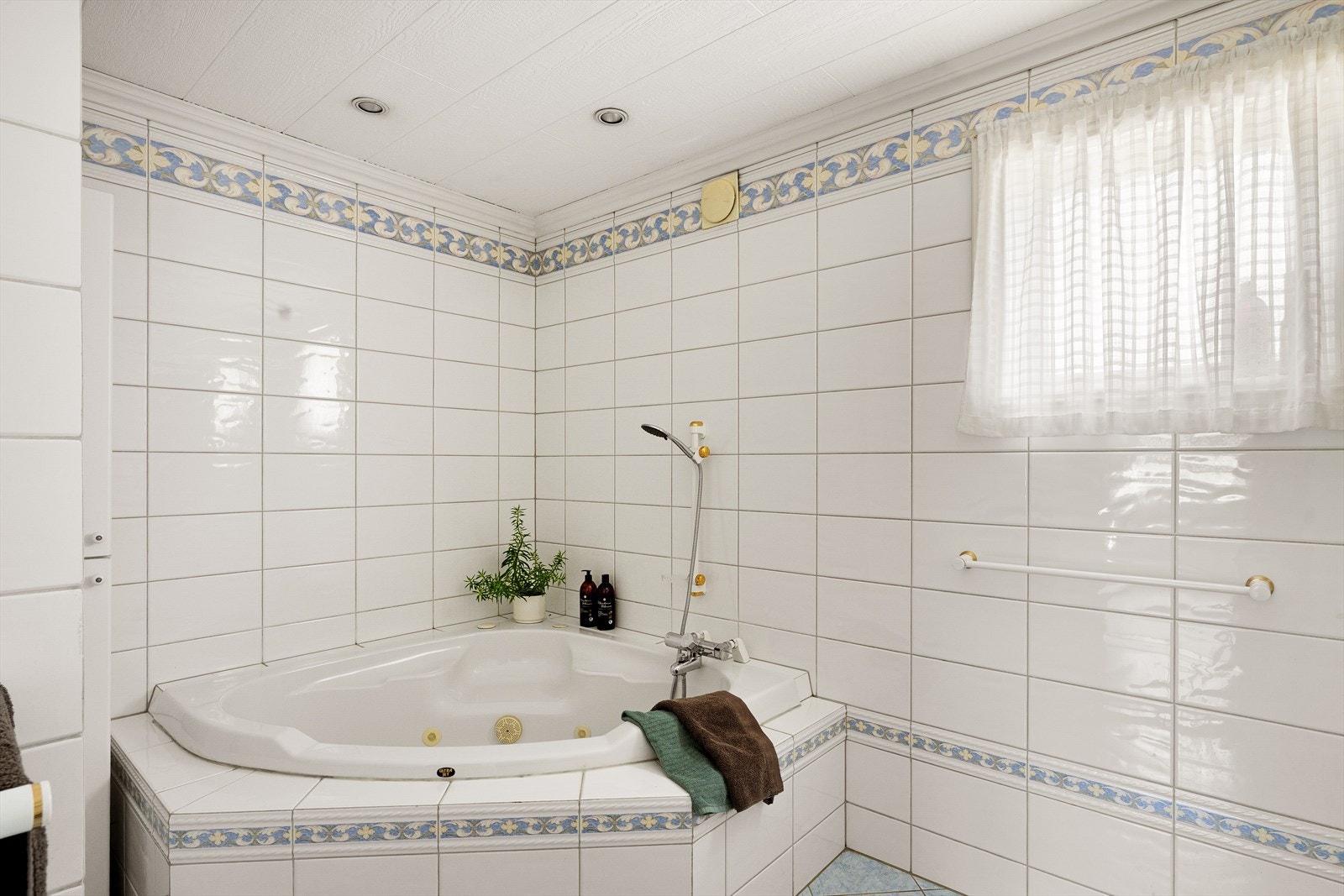 Badet er utstyrt med dobbelt servant samt badekar. Galleribilde