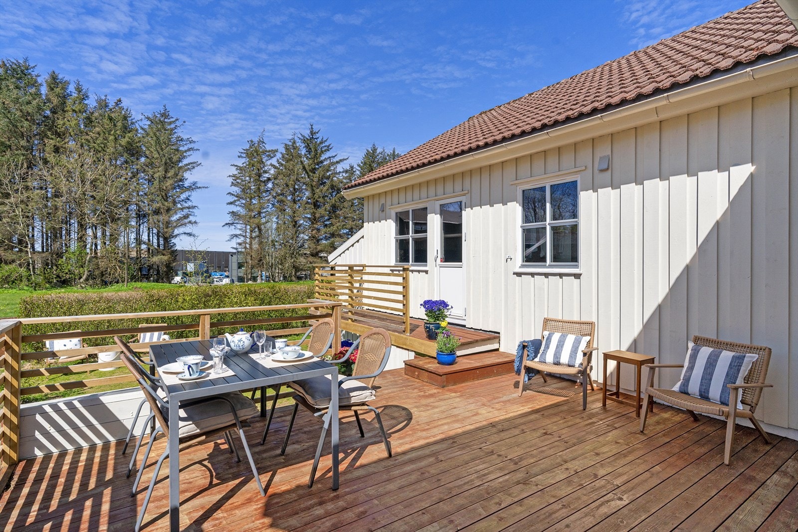 Enebolig med stor terrasse og pent opparbeidet uteområde. Galleribilde
