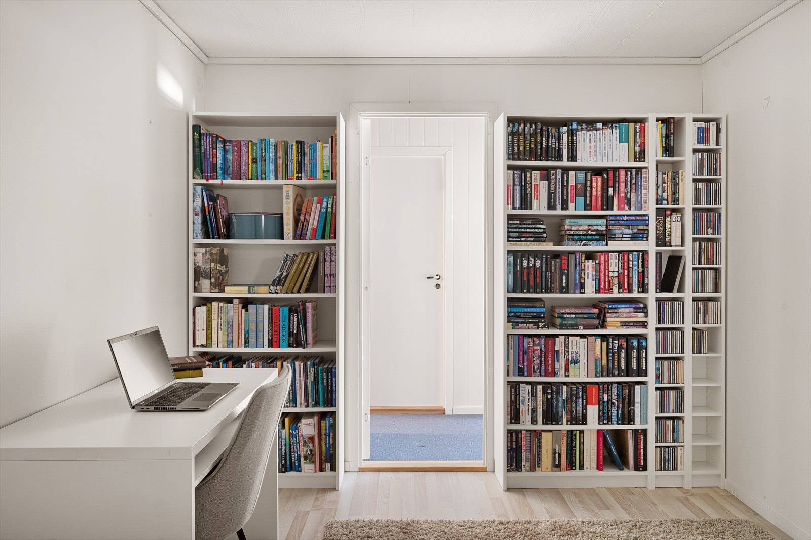 I rommet er det også plass til skap for ekstra oppbevaring. Galleribilde