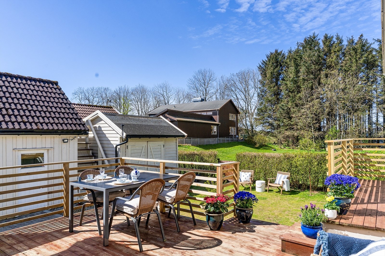 Stor nord-vest vendt terrasse med gode solforhold. Galleribilde