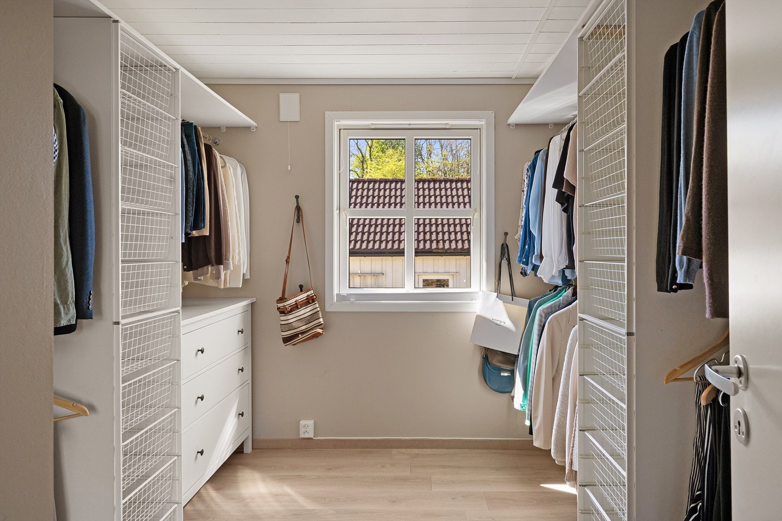 Soverom nr 2 som idag blir benyttet som et walk-in-closet. Galleribilde