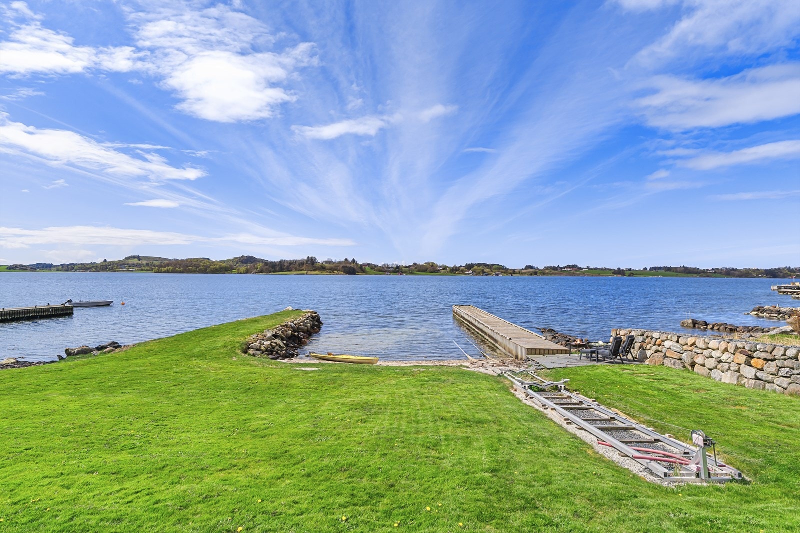 Båtopptrekk, brygge, molo og strandlinje hører med eiendommen Galleribilde
