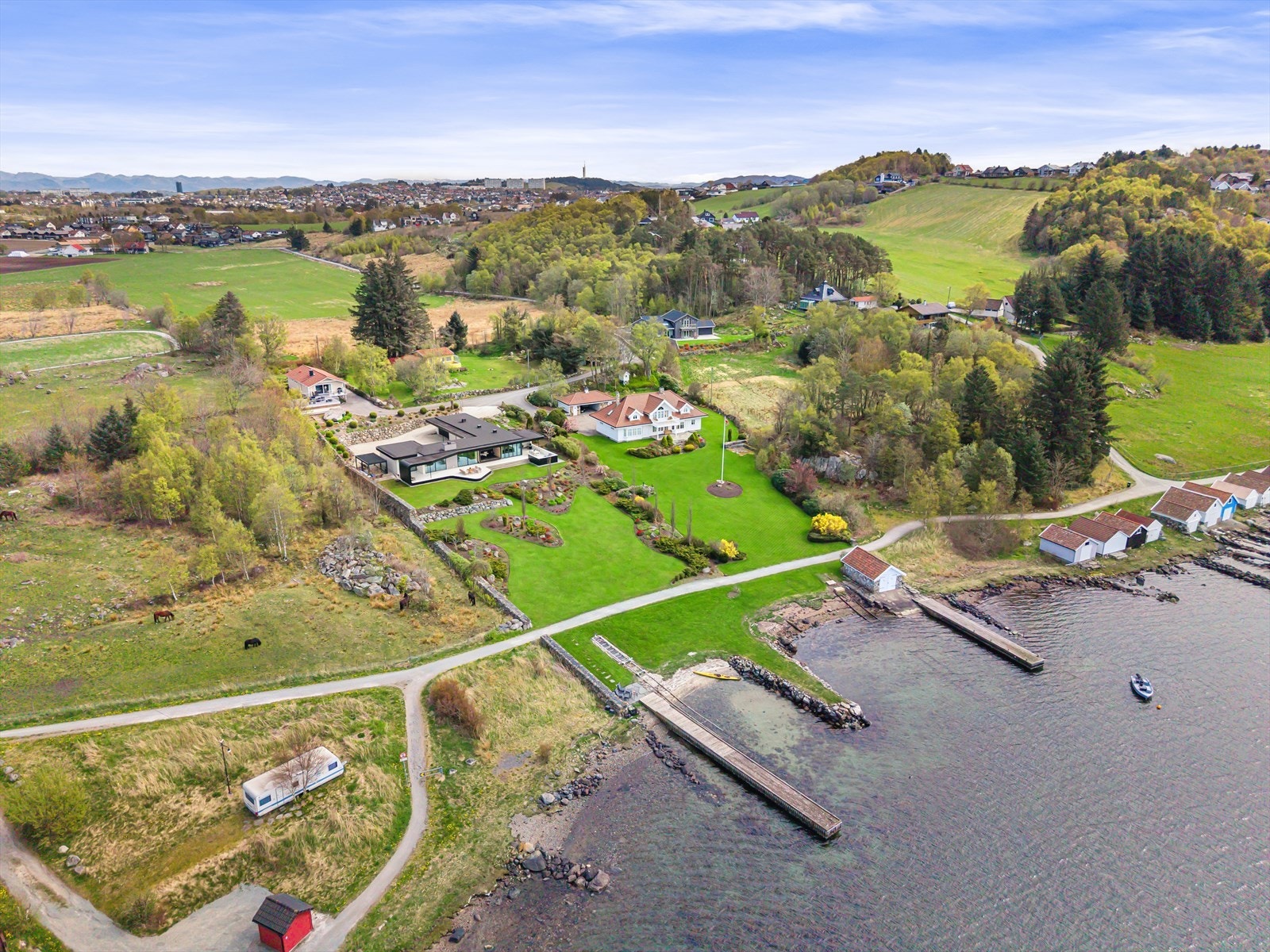 Byens kanskje flotteste tursti går forbi eiendommen, langs fjorden inn mot Møllebukta. Galleribilde