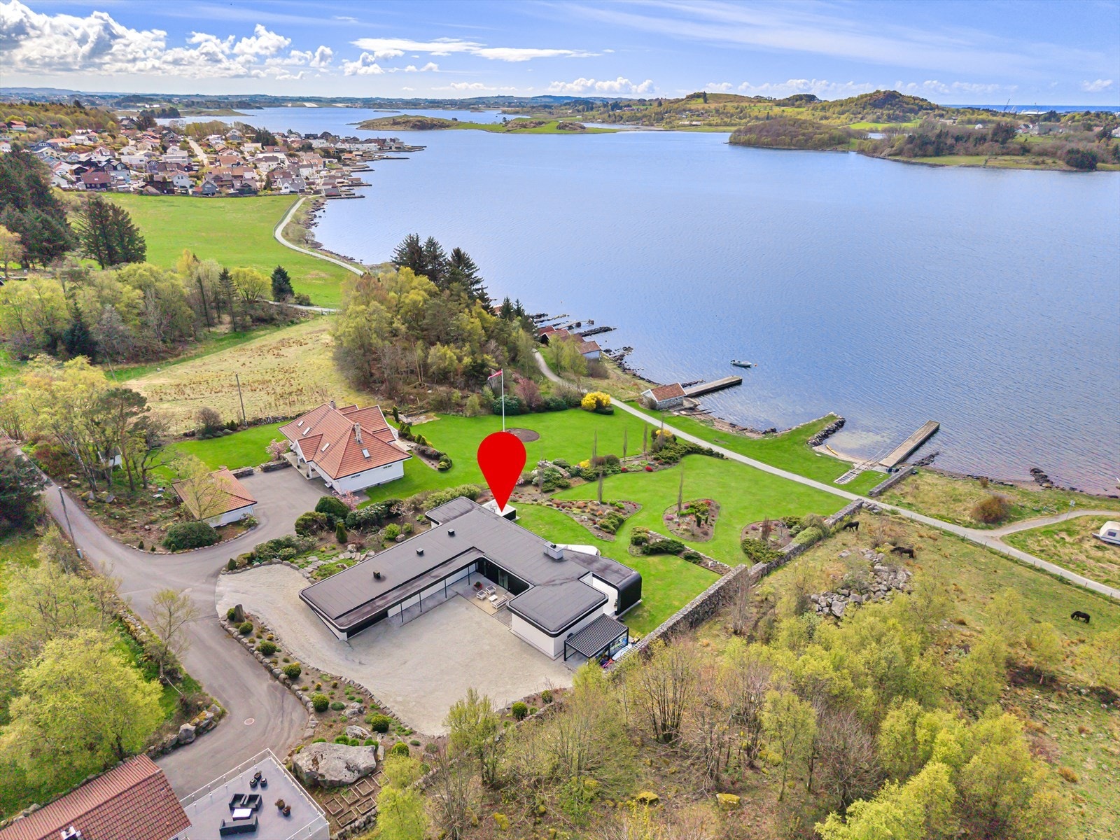 Arkitekttegnet perle ved fjorden| Enebolig med alt på et plan| 3,8 måls tomt, brygge, strand og båtopptrekk| Dbl.garasje Galleribilde