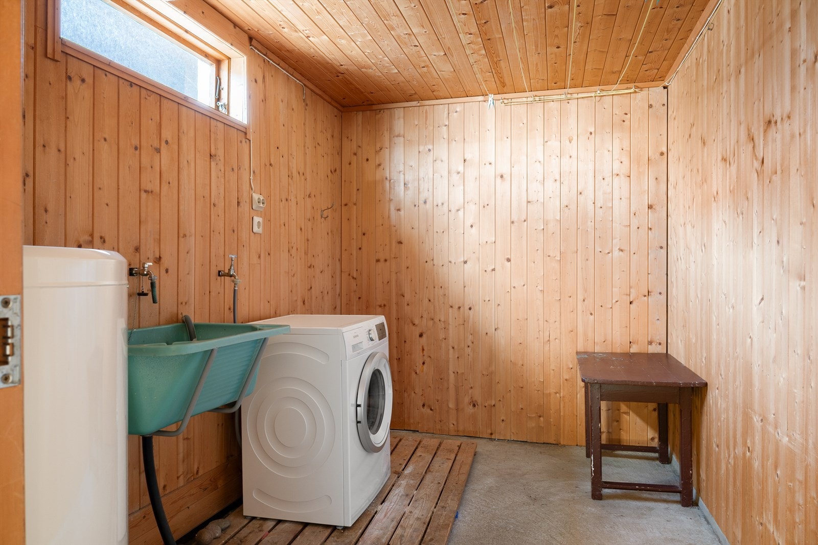 Praktisk vaskerom med opplegg for vaskemaskin og tørketrommel, samt utslagsvask. Galleribilde