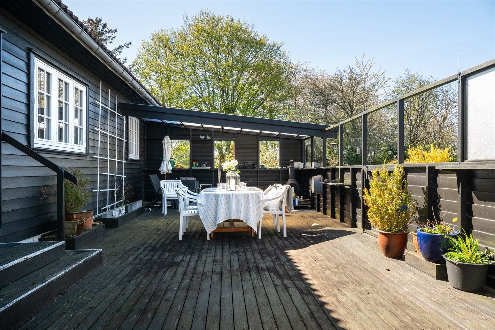 Tomten er på totalt 793,9 m² og byr på et herlig uteområde med stor, solrik hage og terrasse til glede for hele familien. Galleribilde