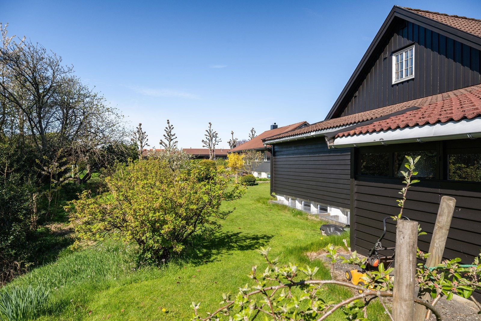 Eiendommen har en flott hjørnebeliggenhet og grenser til friområde. Galleribilde
