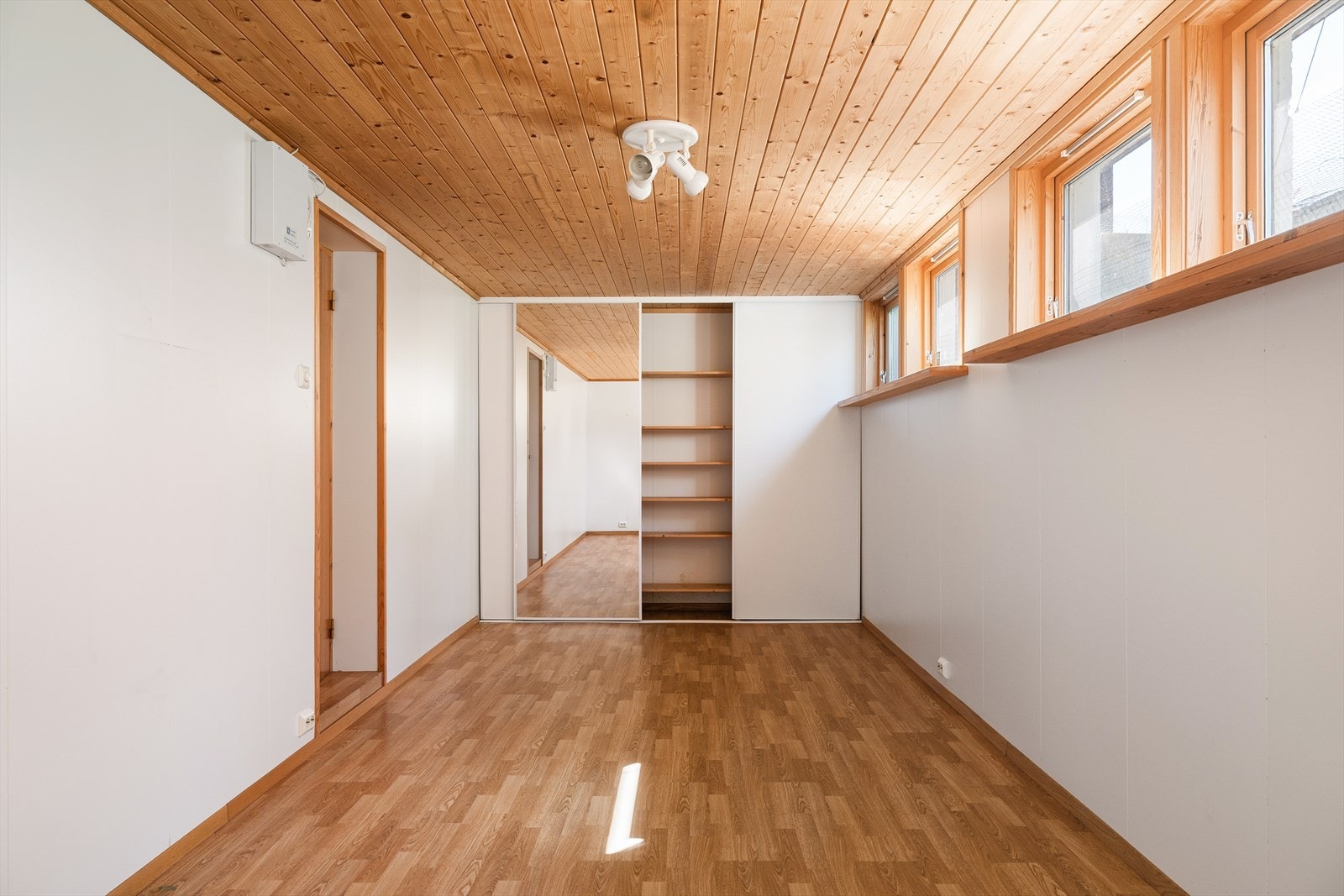 Kjellerstuen har god plass til sofagruppe, lek eller kontor mm. Galleribilde