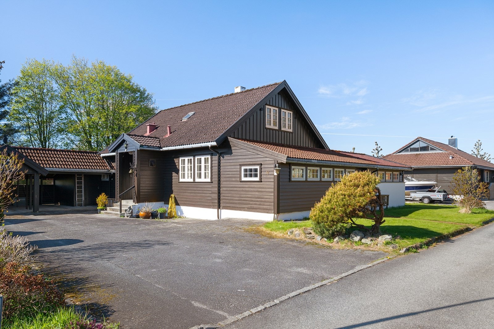 Eiendommen har et romslig gårdsrom, samt carport. Galleribilde