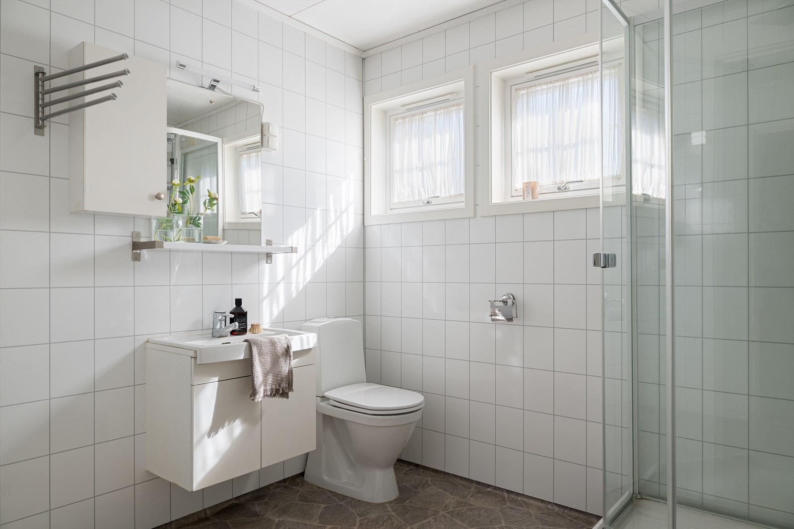 Badet har vinylbelegg på gulv og baderomsplater på vegger. Galleribilde