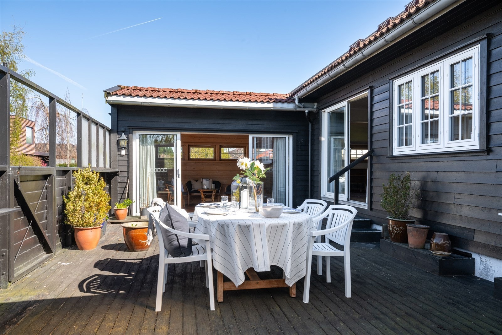 Terrassen med utgang fra stue måler 47 m². Galleribilde