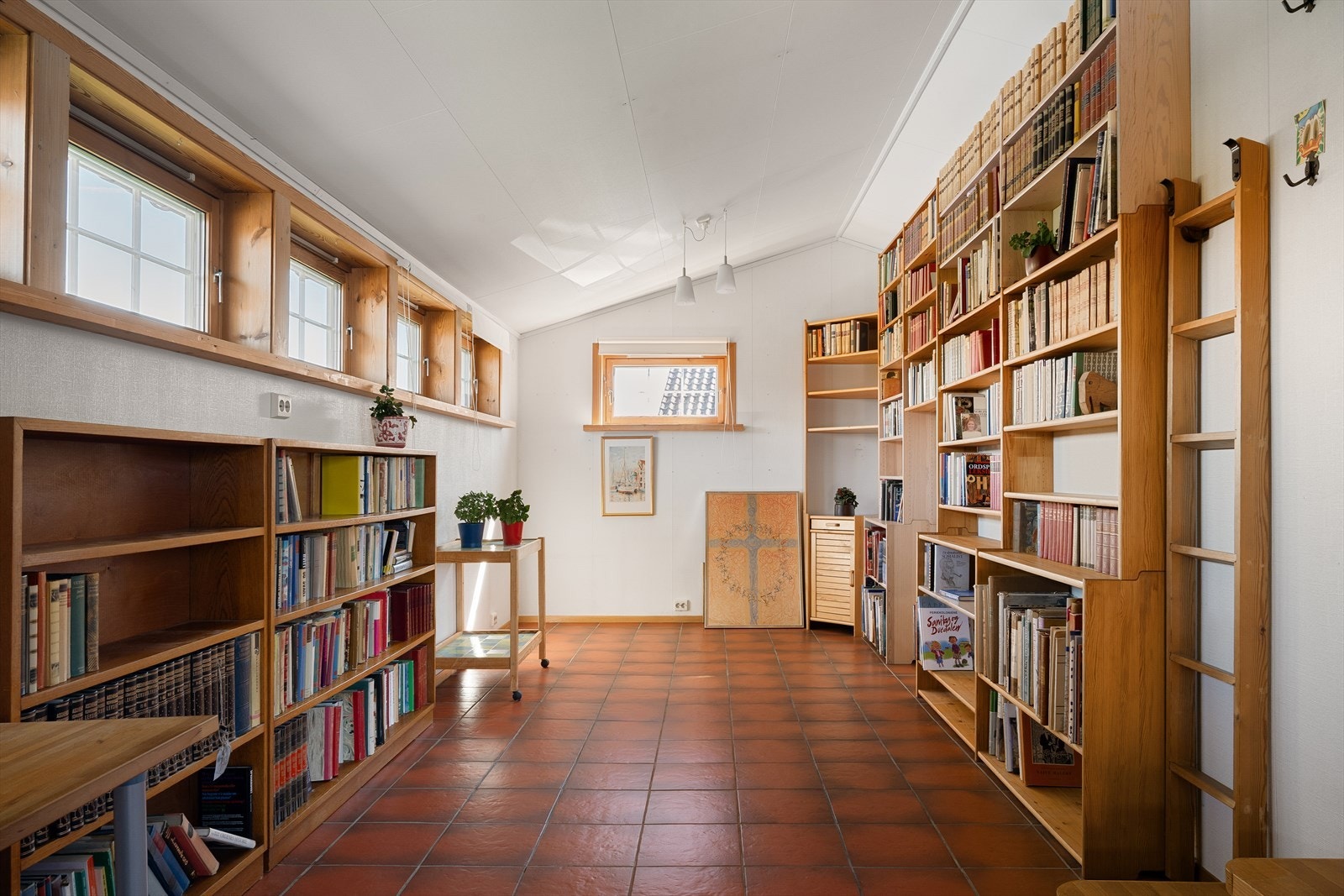 Biblioteket/stue nr. 2 har fliser på gulv og god takhøyde. Galleribilde
