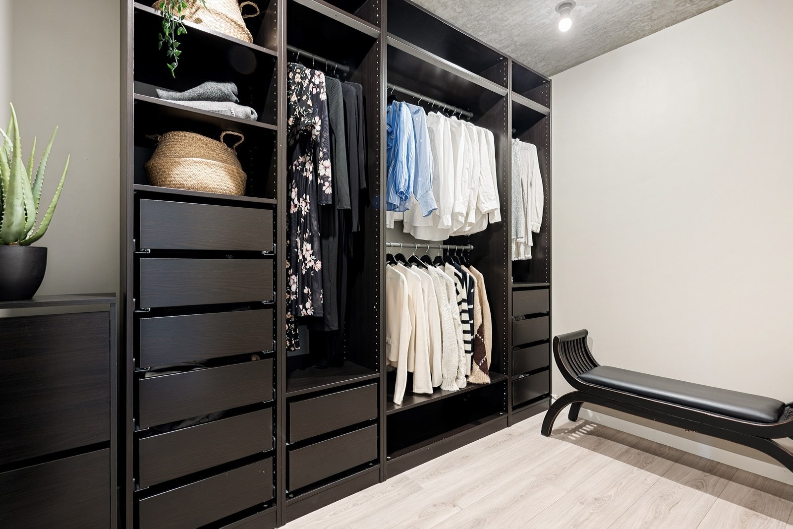 Stor innvendig bod på 6,4 m² som i dag er godt utstyrt som garderoberom. Galleribilde