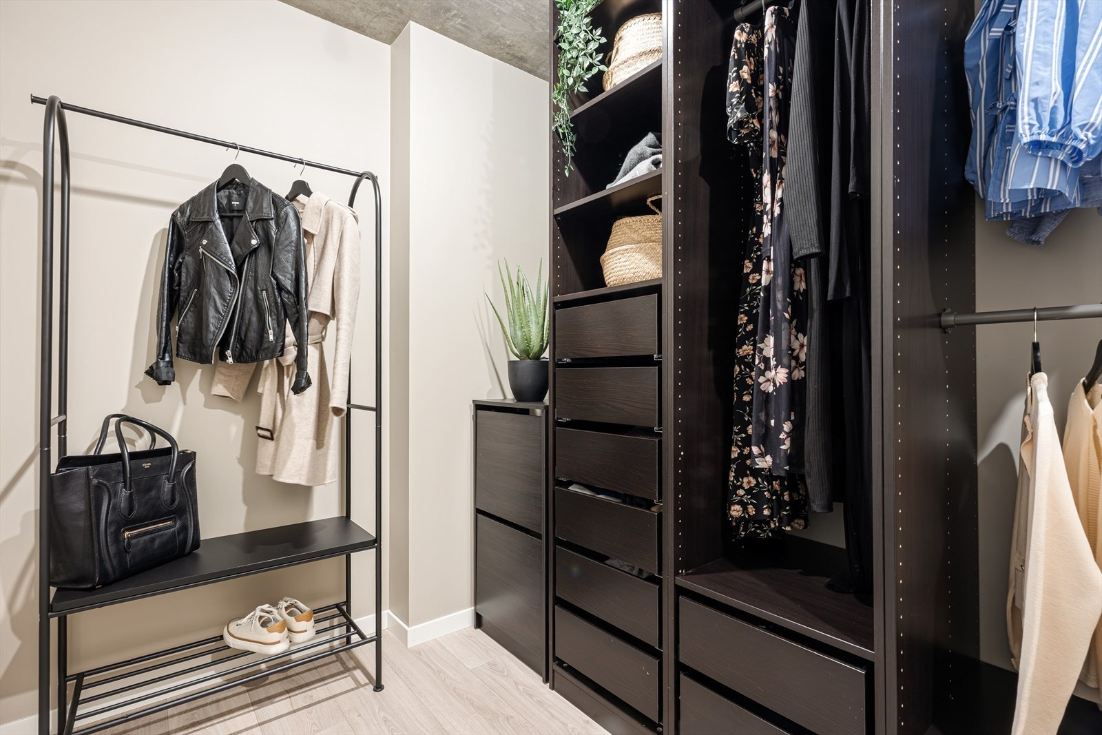 Tenk å ha denne luksusen med walk in-garderobe! Galleribilde