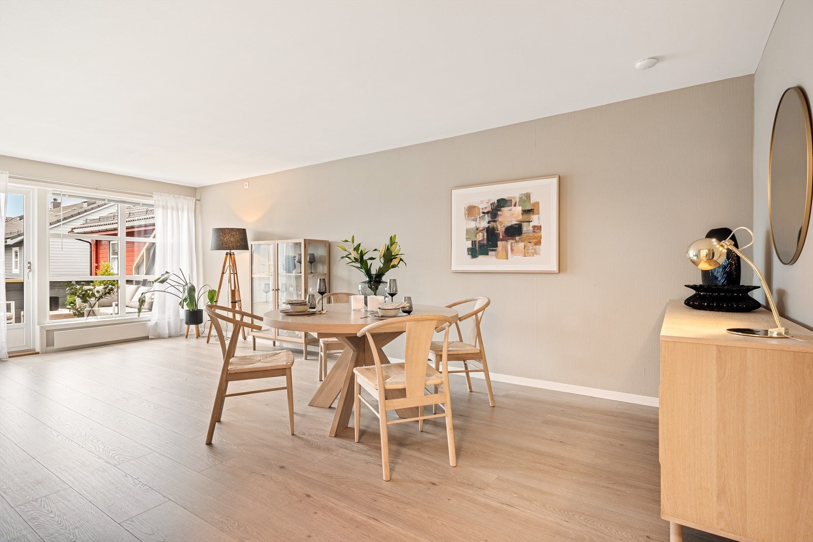 Leiligheten har pene og moderne overflater som er gjennomgående for hele leiligheten. Galleribilde