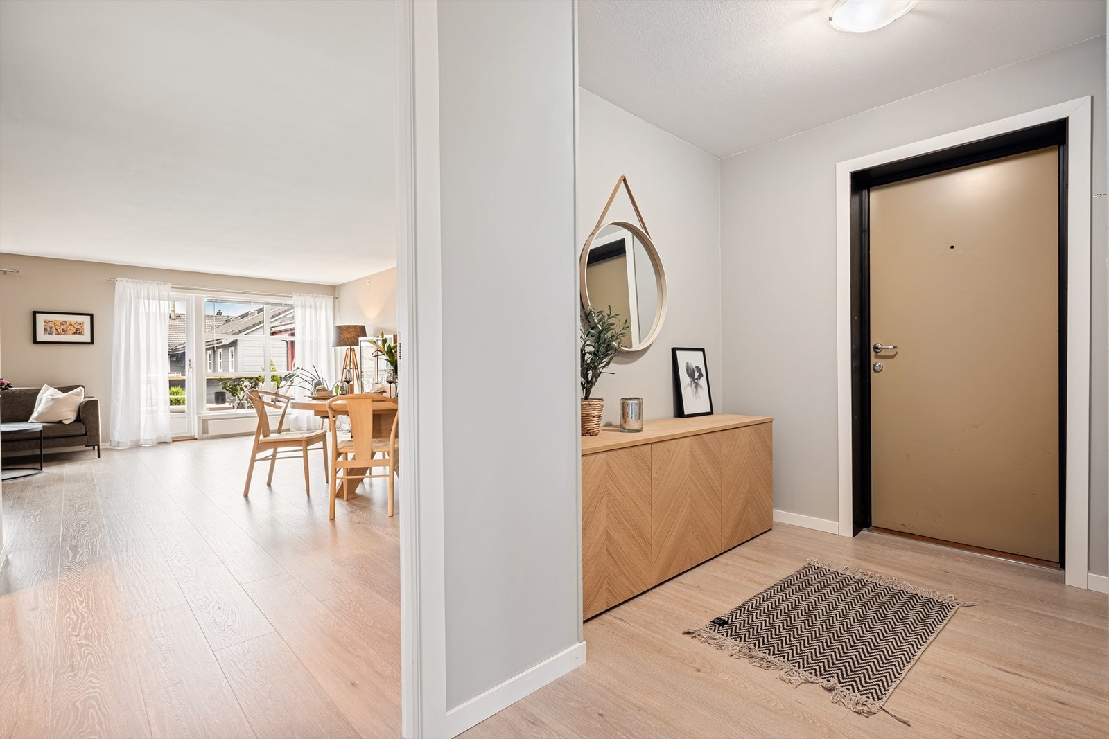 Romslig og innbydende entré med gode oppbevaringsmuligheter. Galleribilde