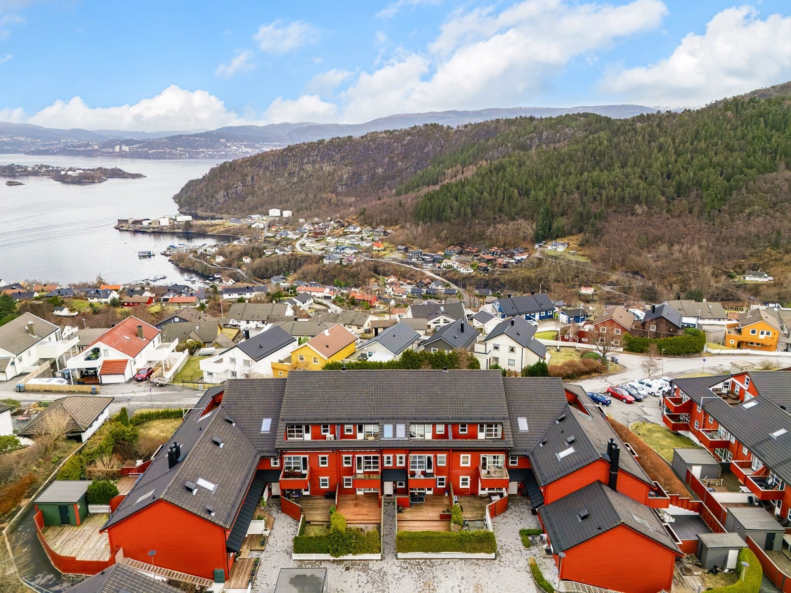 Fæsteråsen er et rolig og veletablert område som er lett å trives i. Hele borettslaget blir malt grått straks. Galleribilde