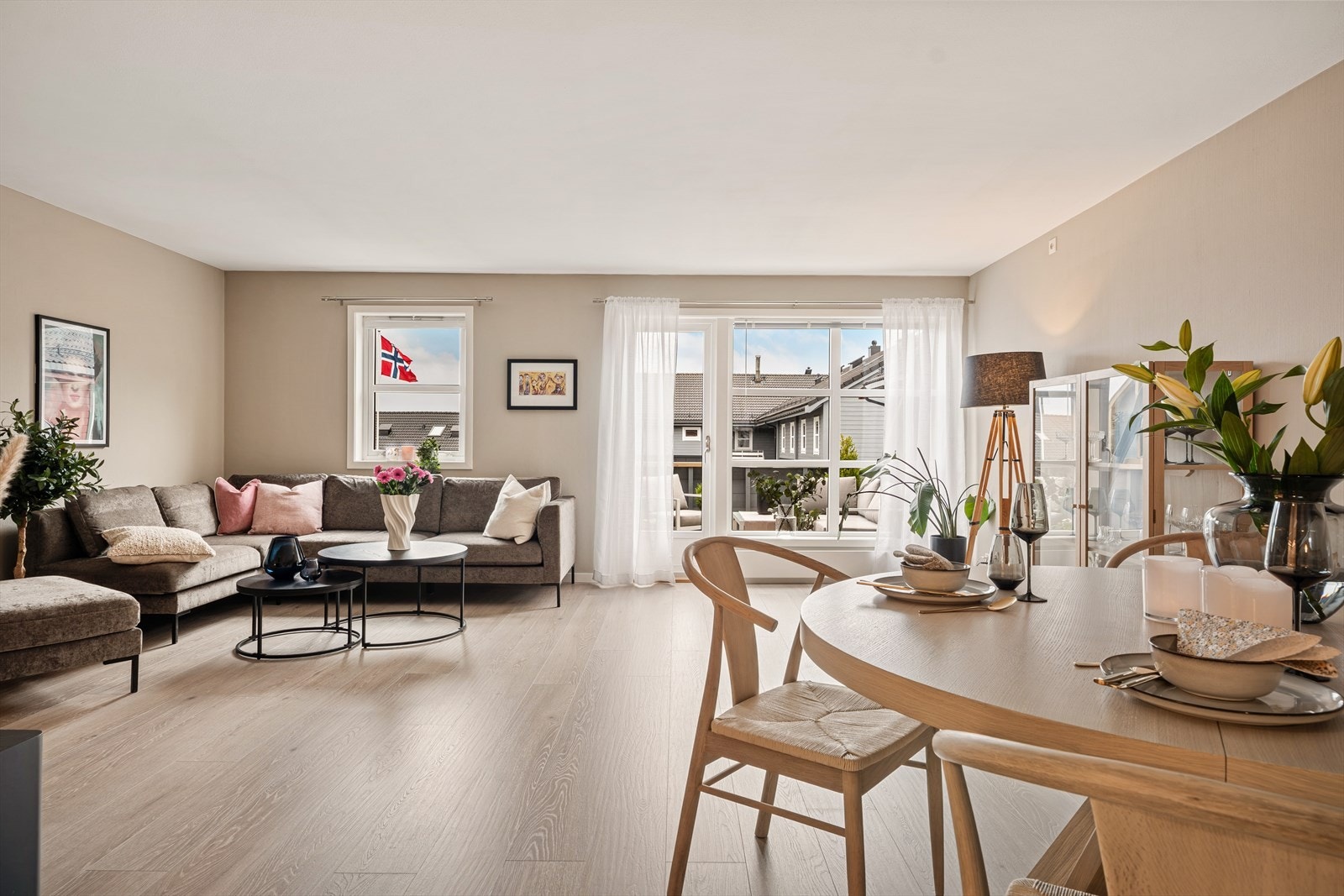 Stuen måler hele 36,3 m² og har god plass til stor sofagruppe og spisebord. Galleribilde