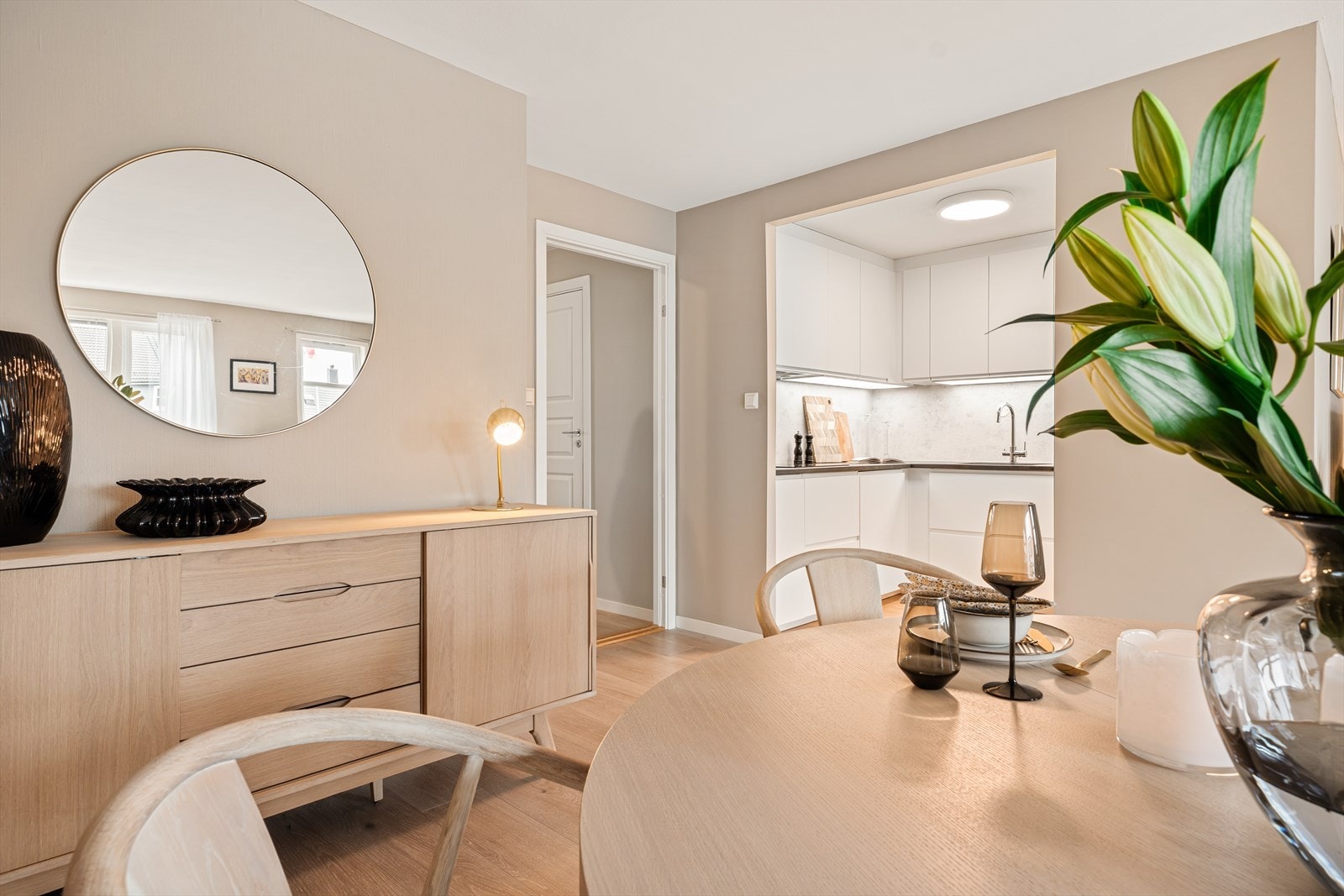 Kjøkkenet er levert av IKEA i 2020 med slette, hvite fronter og laminert benkeplate, samt underlimt vask. Galleribilde