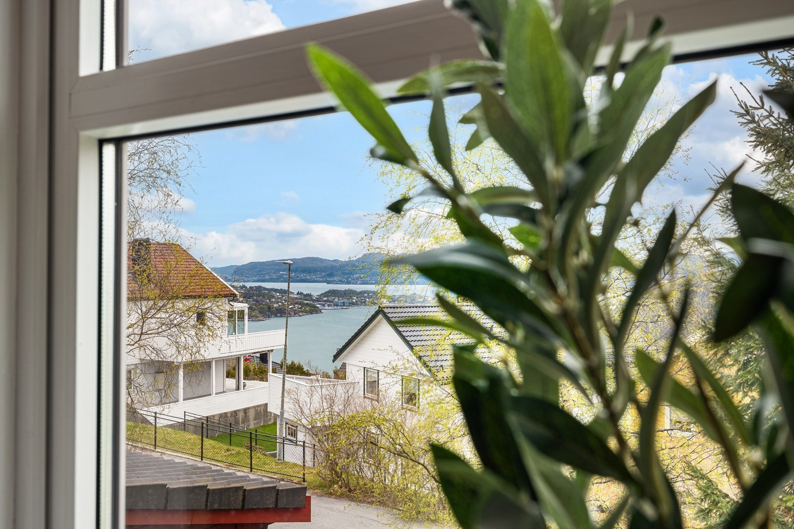 Flott utsikt over Byfjorden mot Askøy fra soveromsvinudet Galleribilde