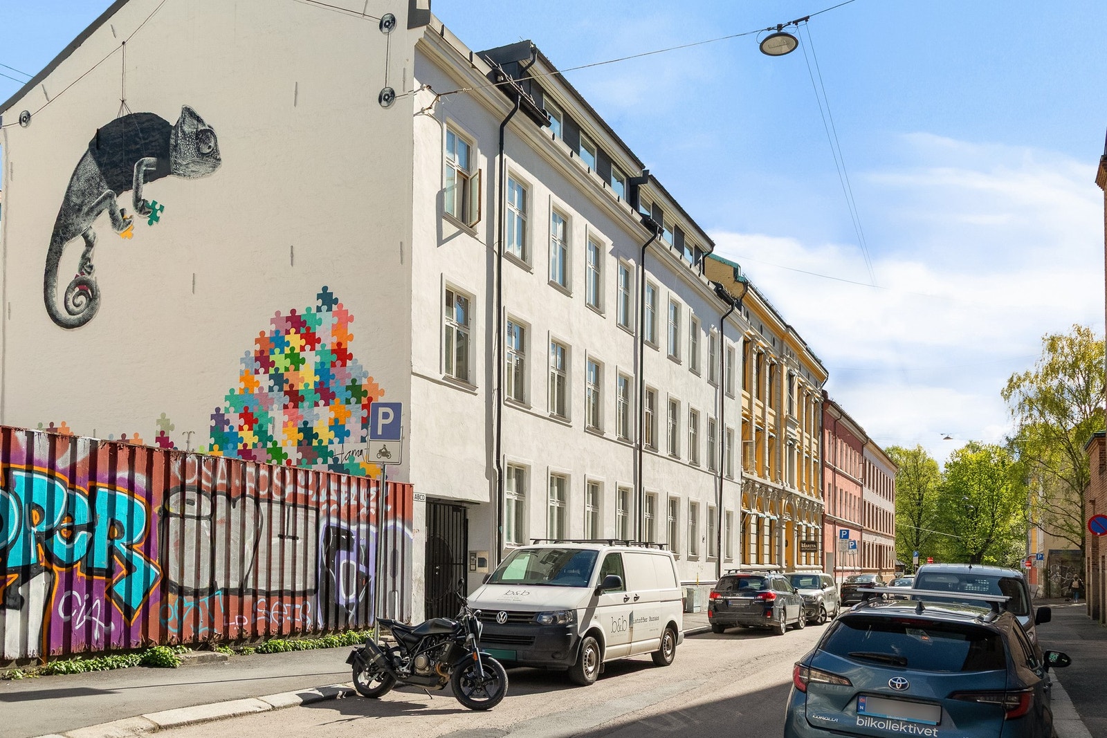 Leiligheten ligger i en høy 1.etasje. Galleribilde