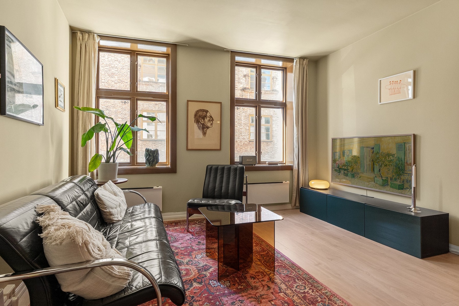 Stuen er av god størrelse med gode møbleringsmuligheter. Galleribilde