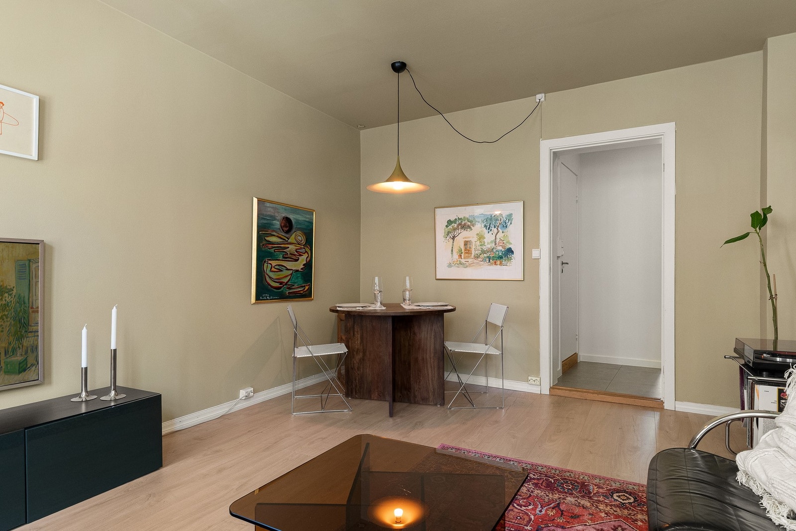 Det er plass til både sofa- og spisegruppe i stuen. Galleribilde