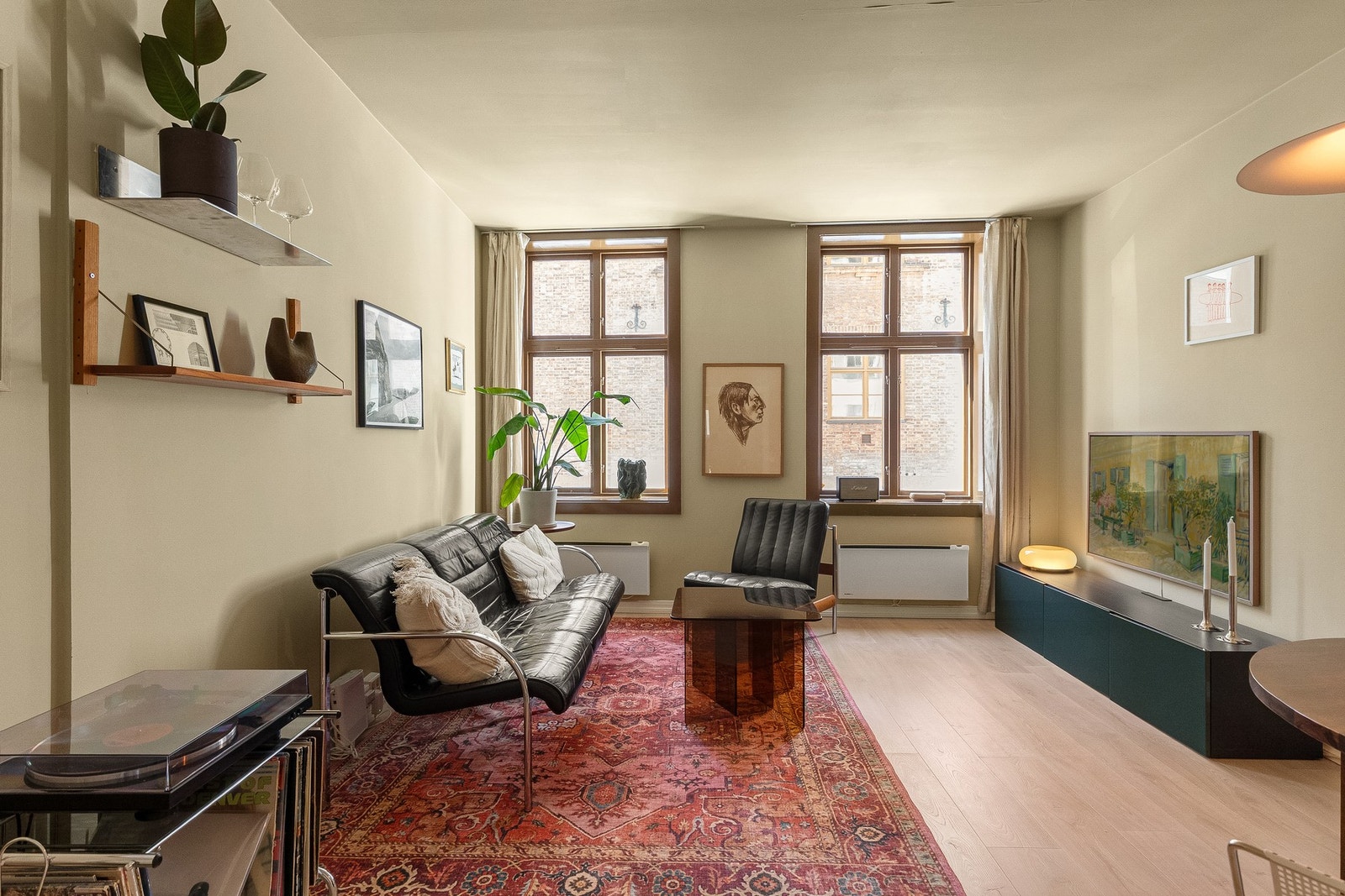 Store vindusflater gir rikelig med naturlig lys. Galleribilde