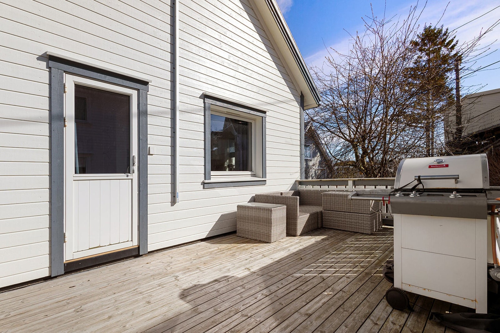 God plass til utemøbler og grill - her kan lange sommerdager/kvelder nytes til fulle! Galleribilde