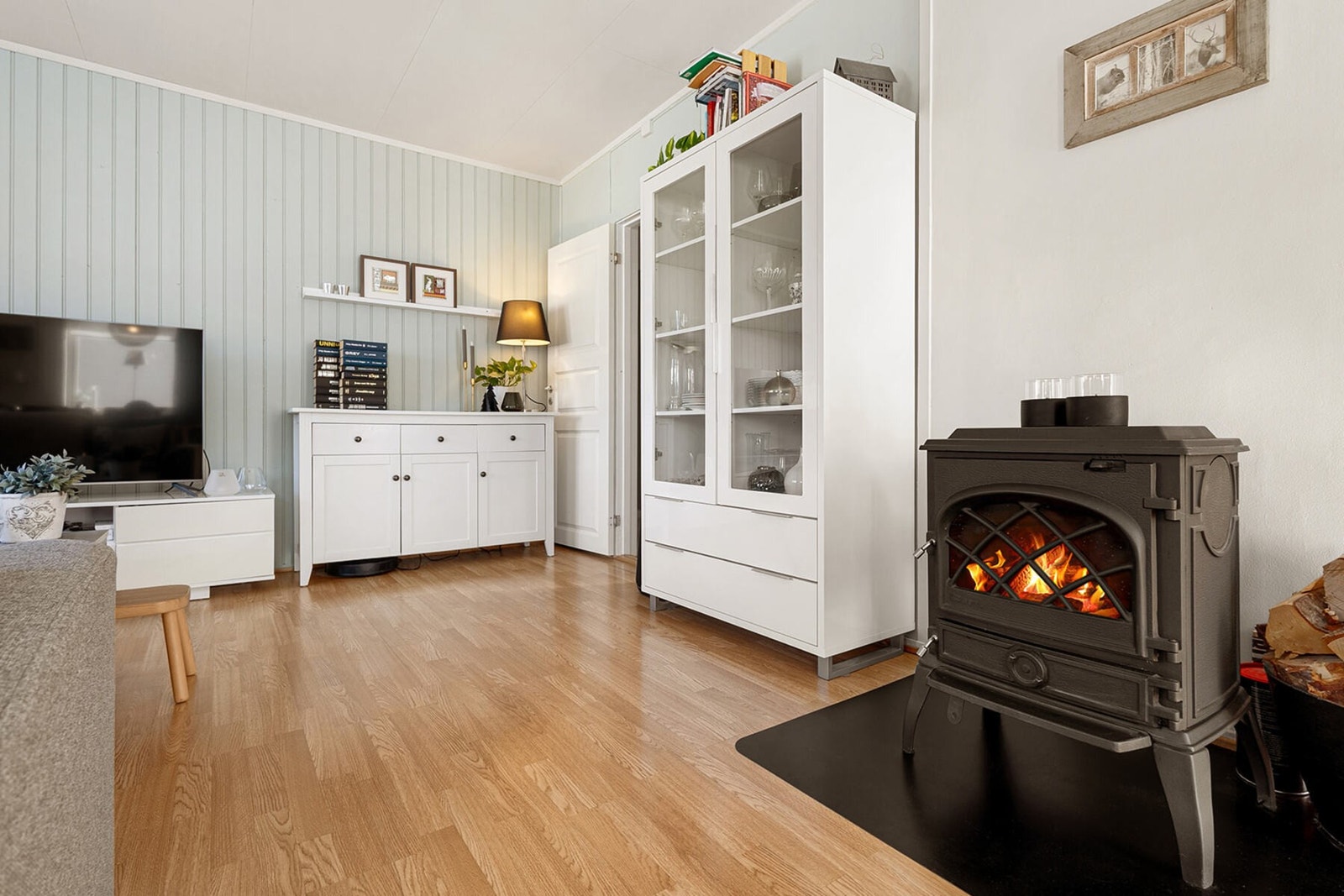 I tillegg til oppvarming med varmepumpe (2019) kan du fyre i ovnen for ekstra varme og hygge! Galleribilde