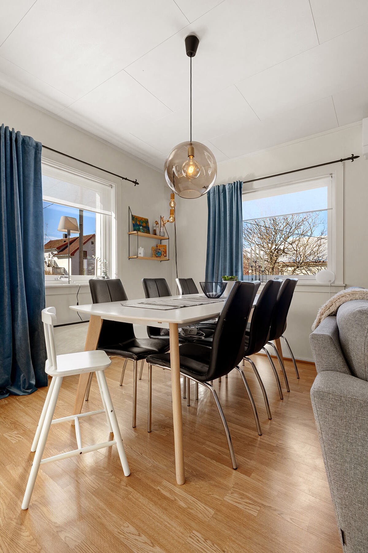 Spisestua er fint plassert i tilknytning til vinduene Galleribilde