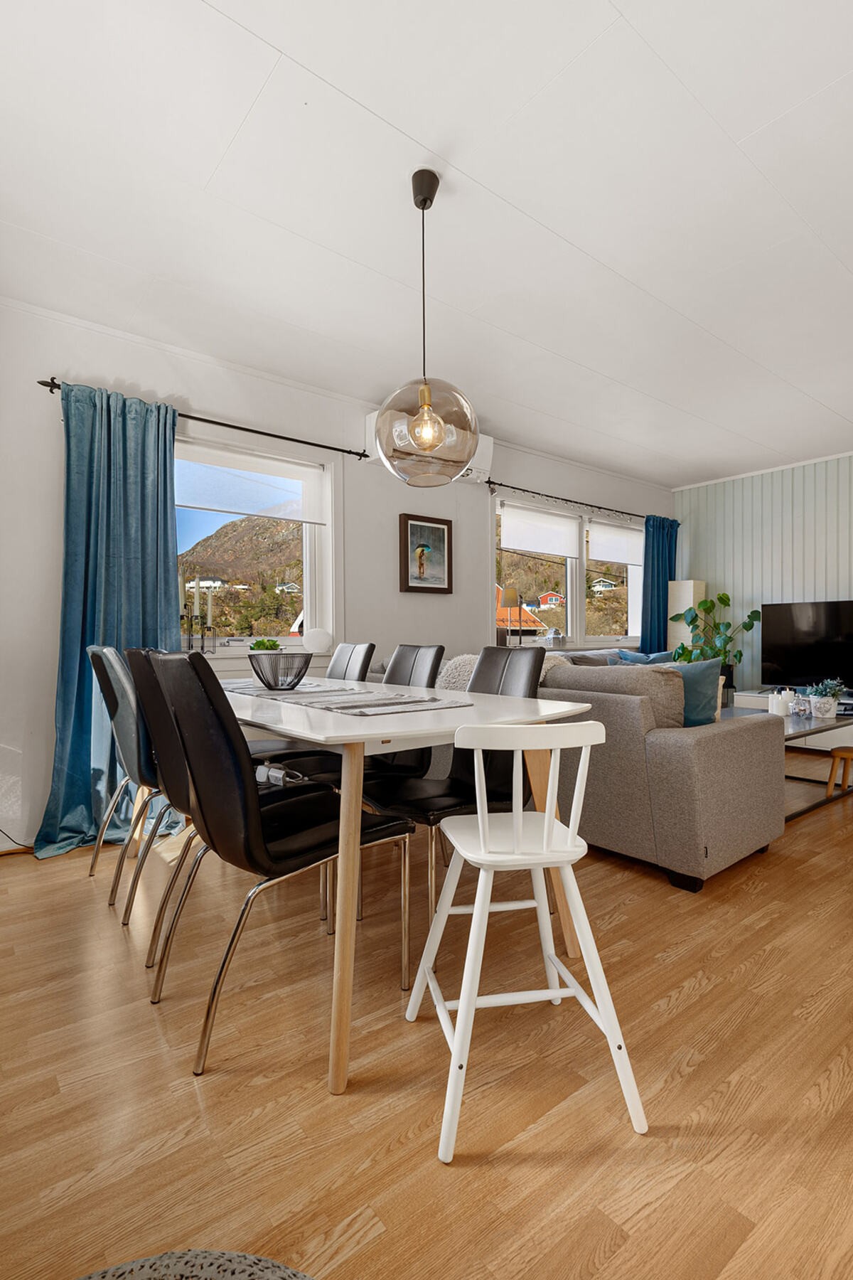 Møbleringsvennlig og sosial stue med god plass til to soner Galleribilde