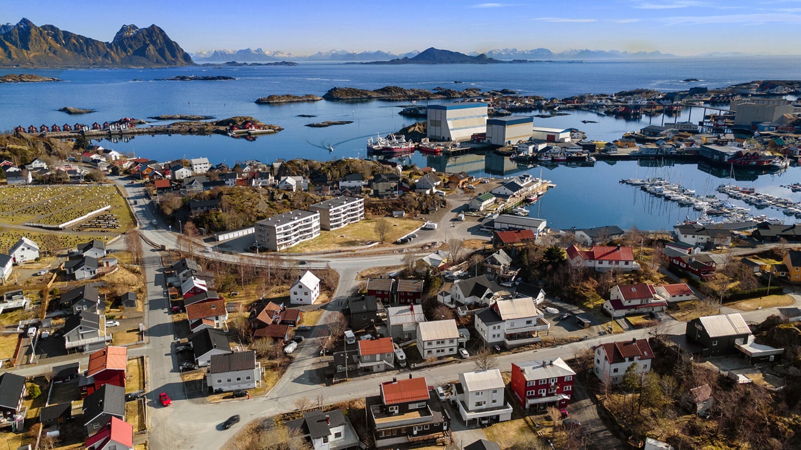 Sentrum av Svolvær er kun en kort spasertur unna med alle fasiliteter, skoler, butikker, caféer og restauranter Galleribilde